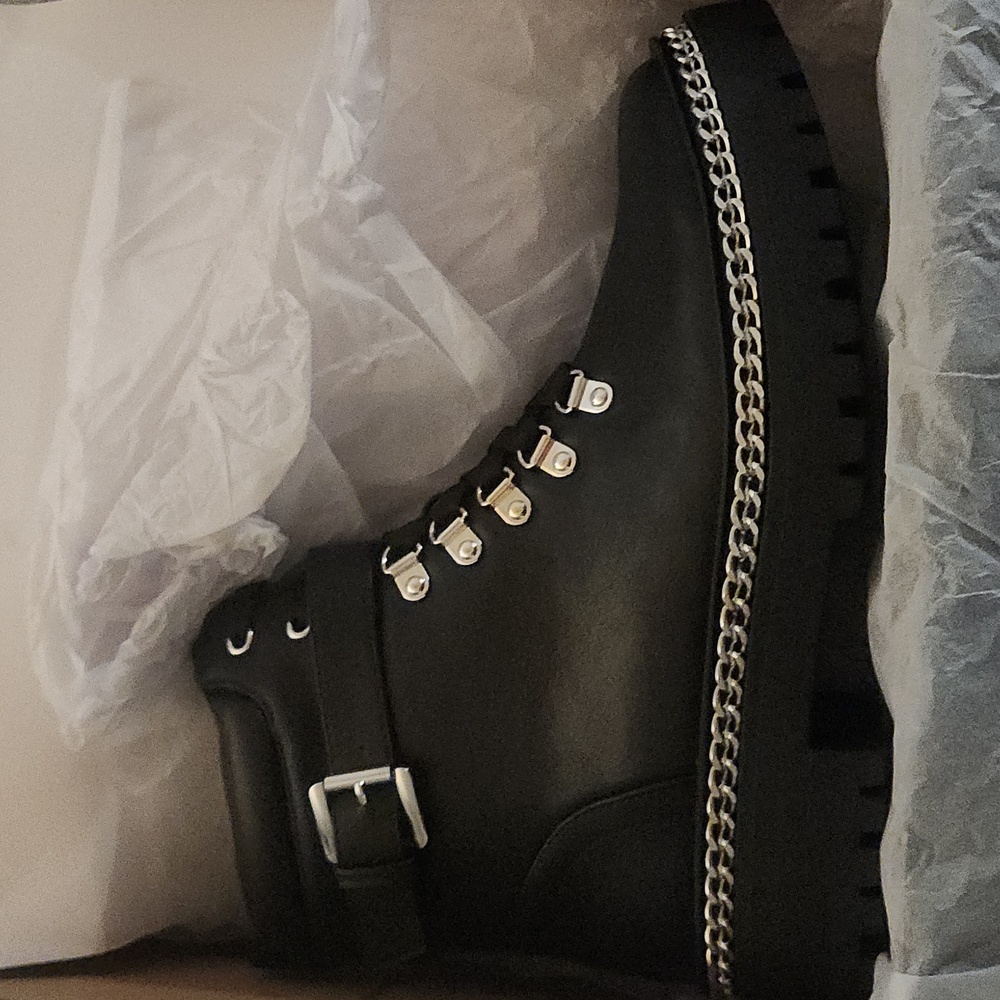 BLACK BOOTS
